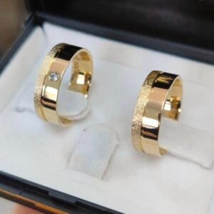 alianças em ouro 18k modelo modernidade texturizada com brilhante