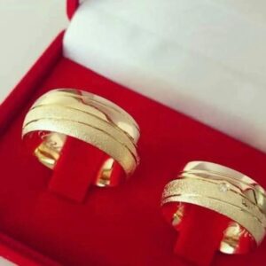 alianças em ouro 18k modelo luxo texturizado com brilhante