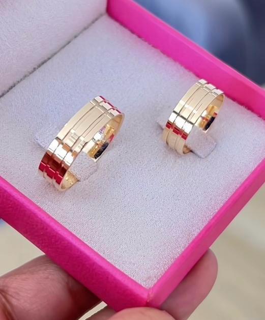 alianças em ouro 18k modelo geometria filetada alianças em ouro 18k modelo geometria filetada